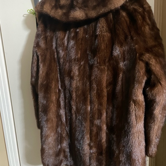 Vintage Jay Chester for Gus Mayer real fur coat. - Picture 2 of 4